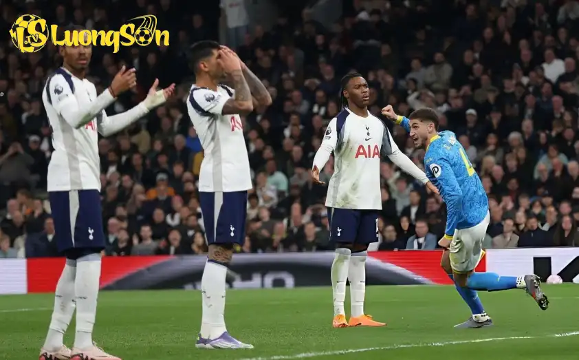 Wolves là đội vượt lên dẫn trước